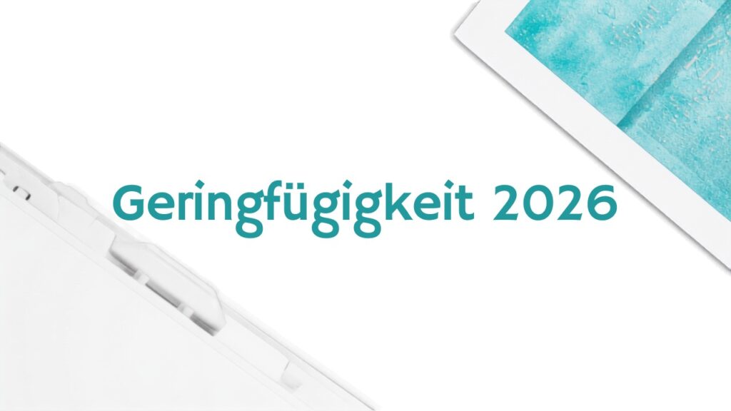 Heller Büroarbeitsplatz mit Unterlagen und dem Schriftzug Geringfügigkeit 2026