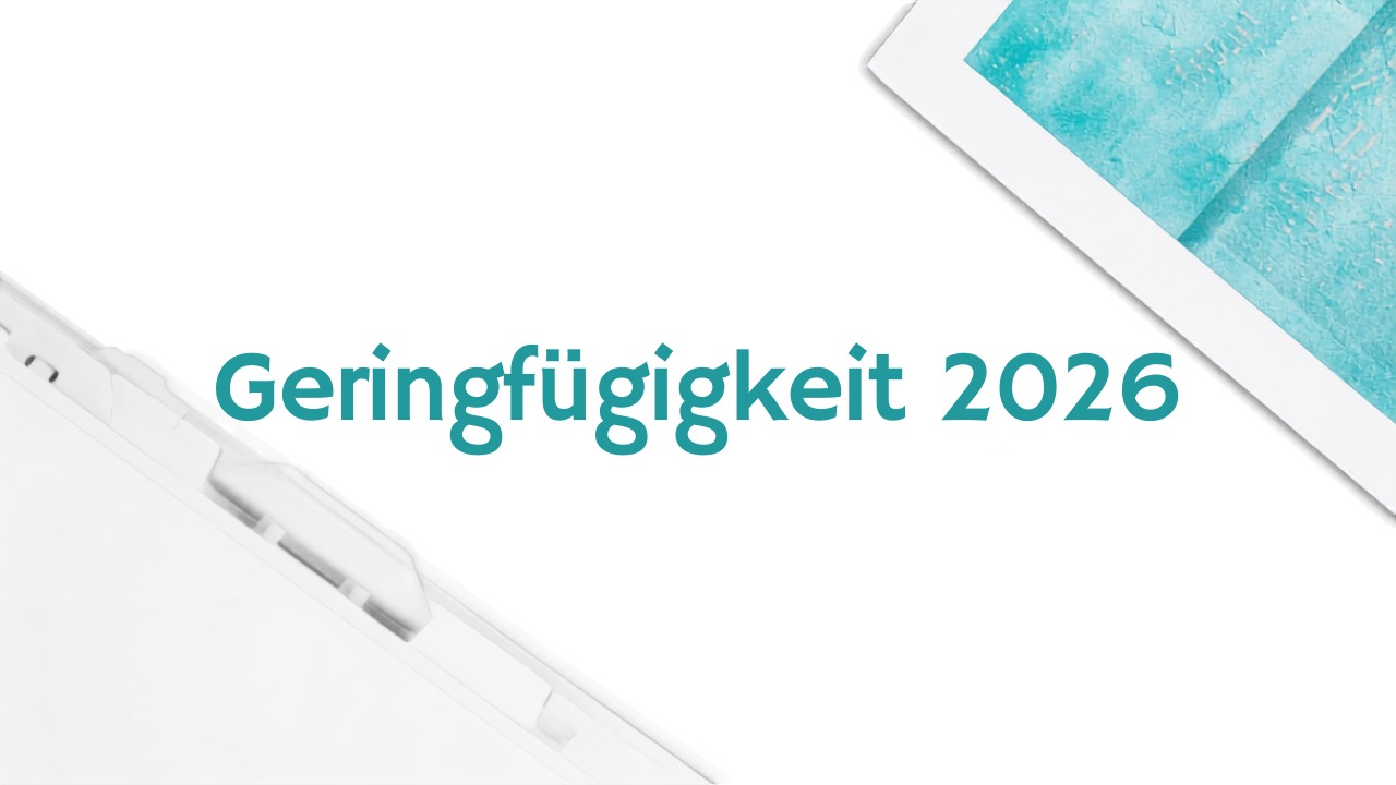 Heller Büroarbeitsplatz mit Unterlagen und dem Schriftzug Geringfügigkeit 2026